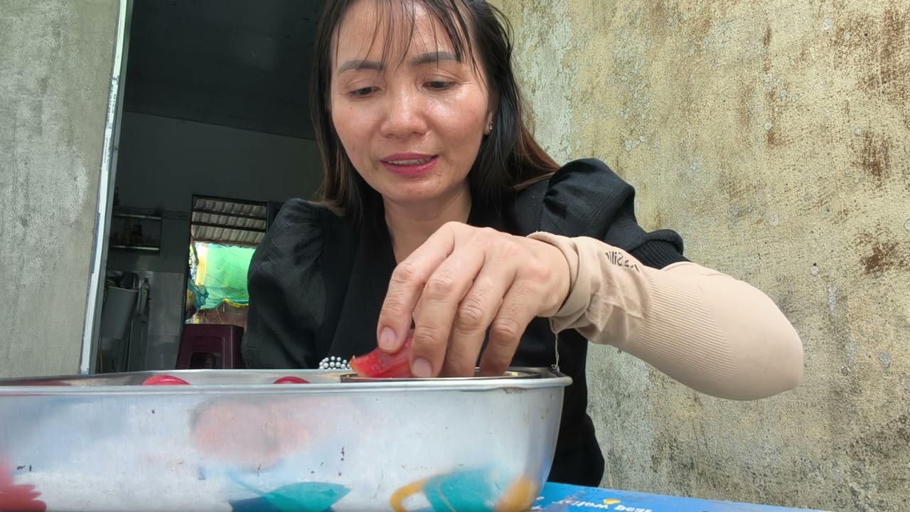 Mời đại gia đình ăn trái cây cùng em