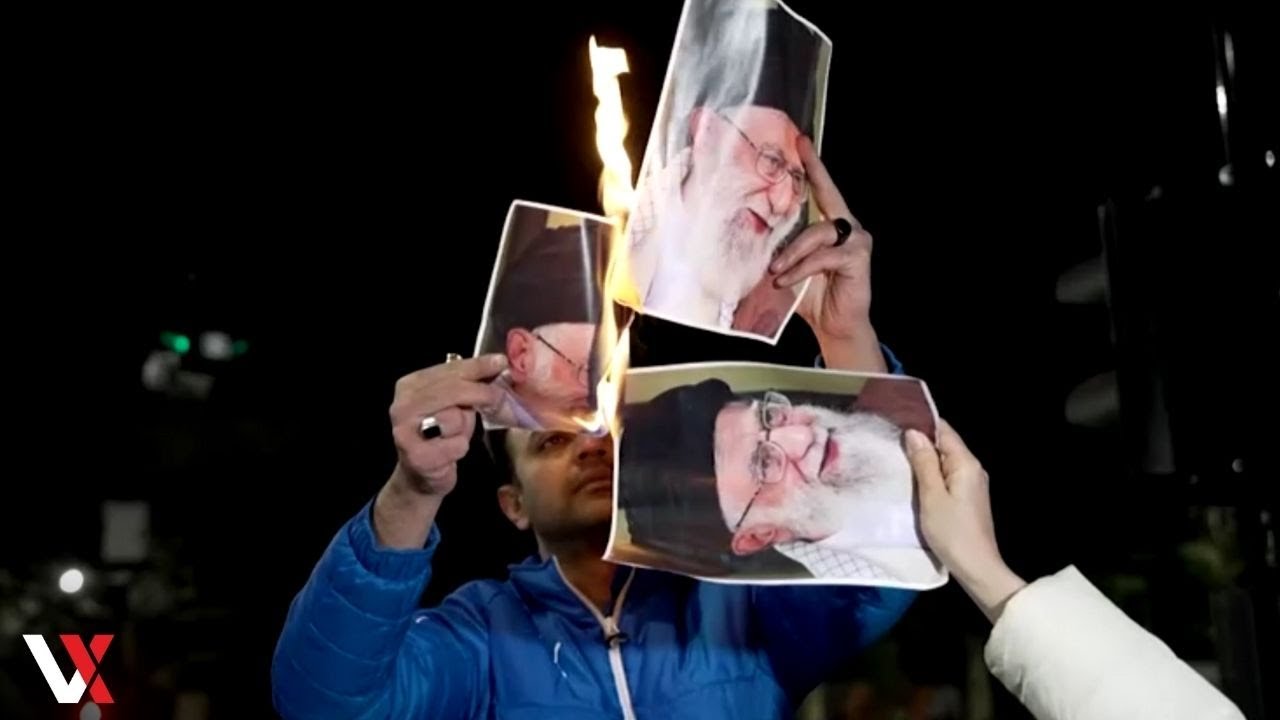 Протестующие иранской оппозиции сожгли портреты аятоллы у посольства в Тегеране, Грузия | VERTEX