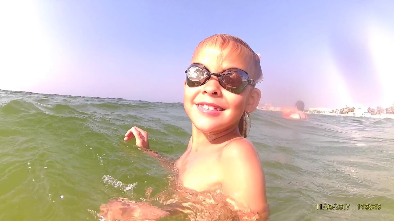 Отдых в Дубае. Пляж Аль Хан в Шардже. Аня и Никита купаются в море ...