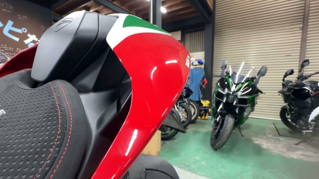 パニガーレＶ４スペチアーレ　日本６０台限定モデル　アクラポビッチ　フルエキ　鍛造マグネシウムホイール