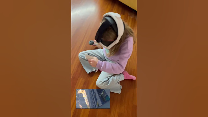 Giorgia gioca al videogioco della realtà virtuale per la prima volta e ecco cosa succede! #shorts