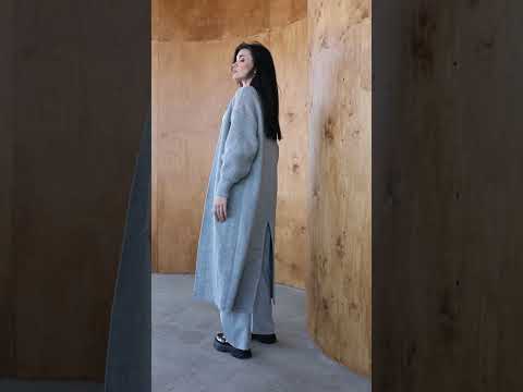 Довгий в'язаний кардиган з об'ємними рукавами та елегантним розрізом ззаду, видео 1