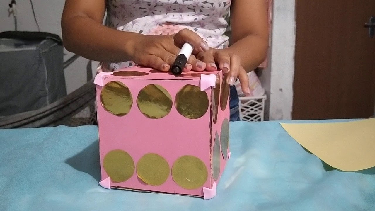 Como fazer um dado com caixa de papelão - YouTube