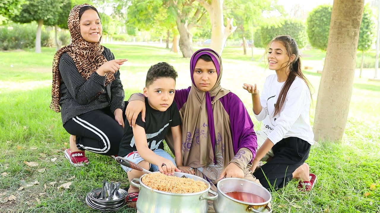 أهانت صحبتها فى المدرسه لما اكتشفت انها بتبيع كشرى عشان تصرف على اخوها 👧🏻🍝 !!