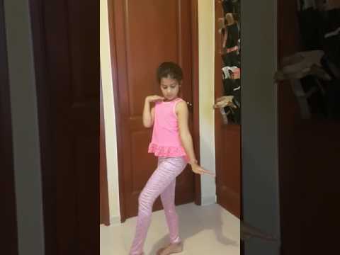 Victoria baila reggaeton lento..