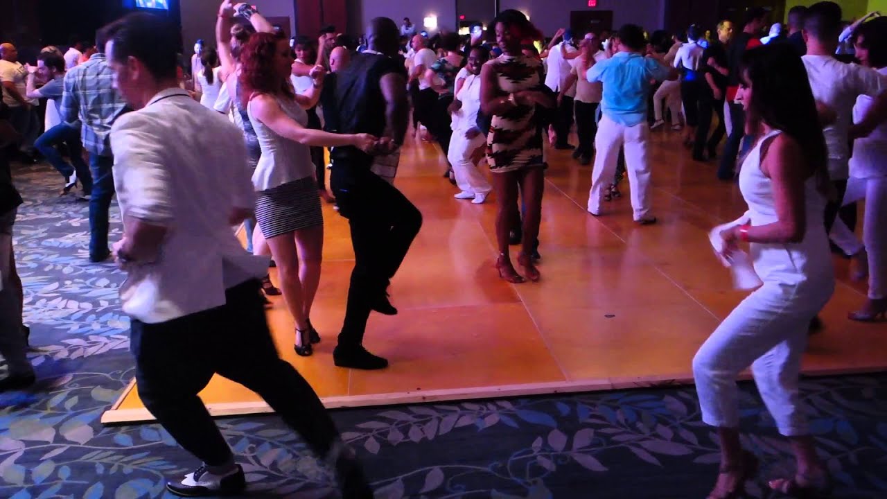 Jonatha Casarin y Selene Tovar dancing salsa at Houston Salsa Congress 2016