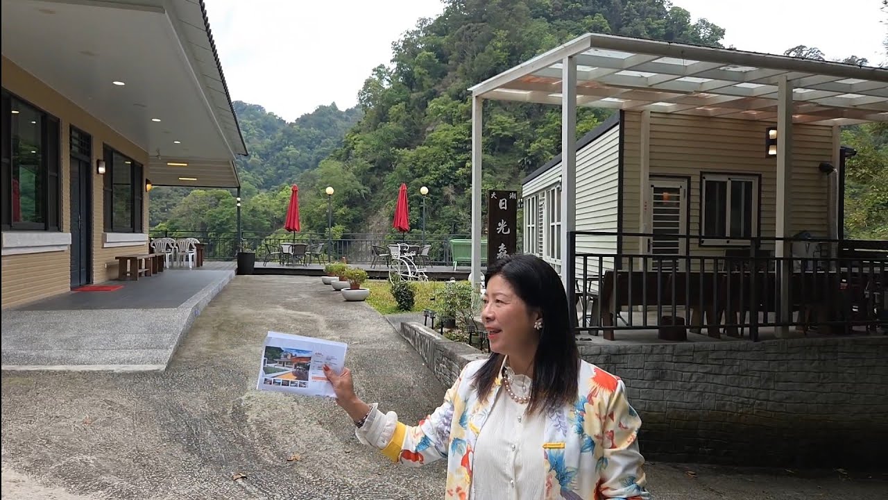 4680萬買苗栗大湖市區無敵山水景觀196坪建地稀有合法民宿輕屋齡61坪鋼骨RC耐震建築別墅有水有電7間套房8衛有小木屋皆開窗多景色陽台採光極佳設備齊全自住經營皆可 0977188512 傅晏棠房地產