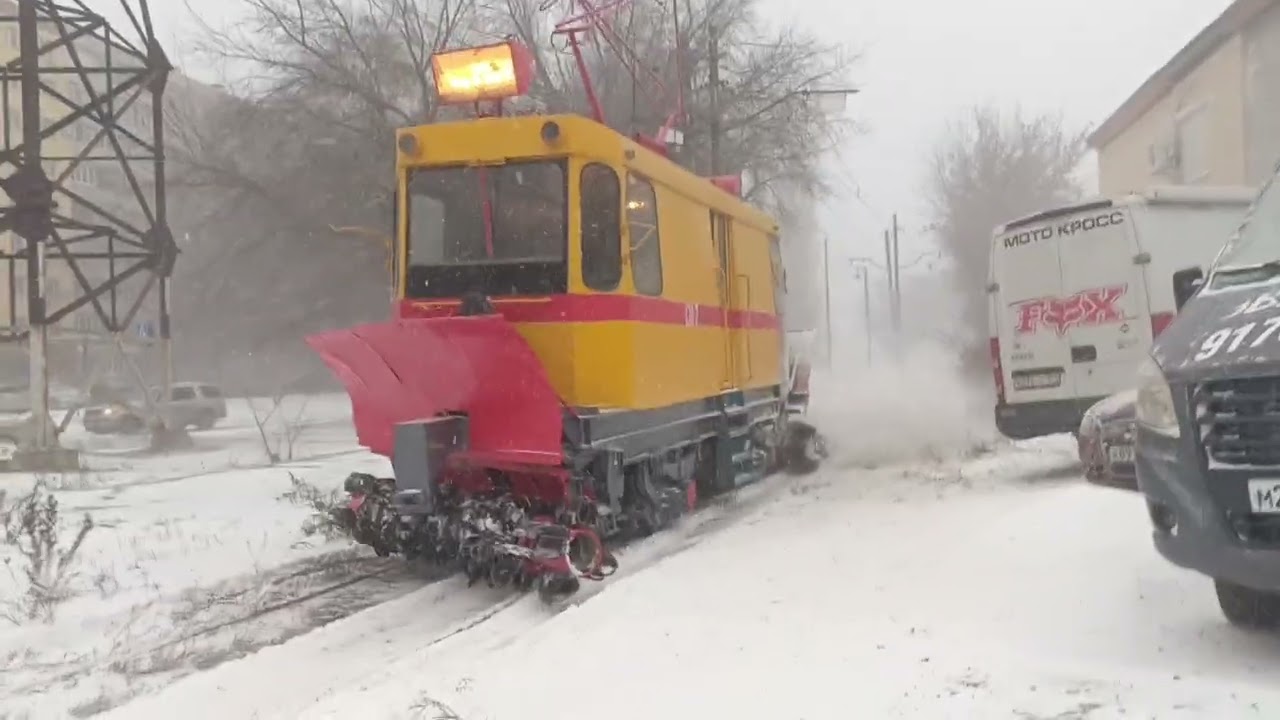 Вагон снегоочиститель и другие трамваи в снегопад с ураганным ветром в Саратове