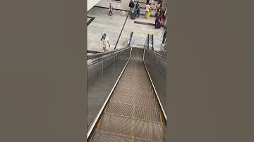 Funny escalator prank😂wait for end 😜 #shorts #comedy #funny #viral #escalator