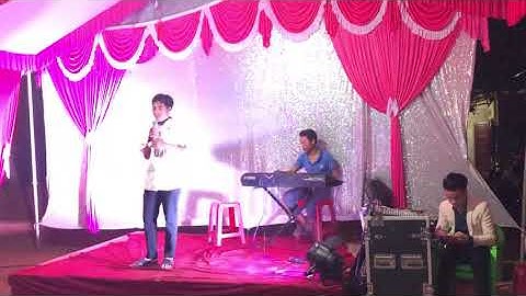 Người Vân kiều hát tiếng Vân kiều và tiếng lao