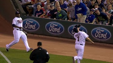 TOR@MIN: Mauer makes an over-the-shoulder grab