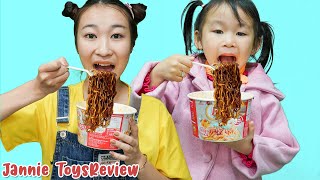 Bona 의 가족이 함께 국수를 먹었다 Collection of funny kids toys story | Jannie ToysReview