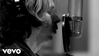 Beck Says #HelloAgain to David Bowies Sound & Vision (...
We asked Beck to say #HelloAgain and reimagine David Bowies classic Sound & Vision. Hear him talk about the piece and see his early collaborations with musicians, mixers, and composers who work together to build the track. Stay tuned for his #HelloAgain performance event, captured in a very unique digital experience. For a closer look, visit http://www.hello-again.com Beck Says #HelloAgain to David Bowies Sound & Vision (...
