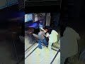 中国人　エレベーターから降りる前にボタンを全部押す