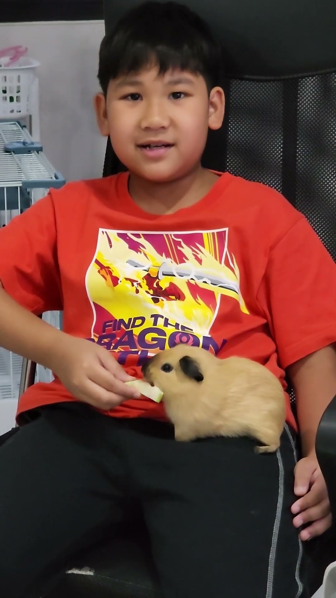 น้องบีมป้อนฝรั่งให้ไข่ตุ๋น