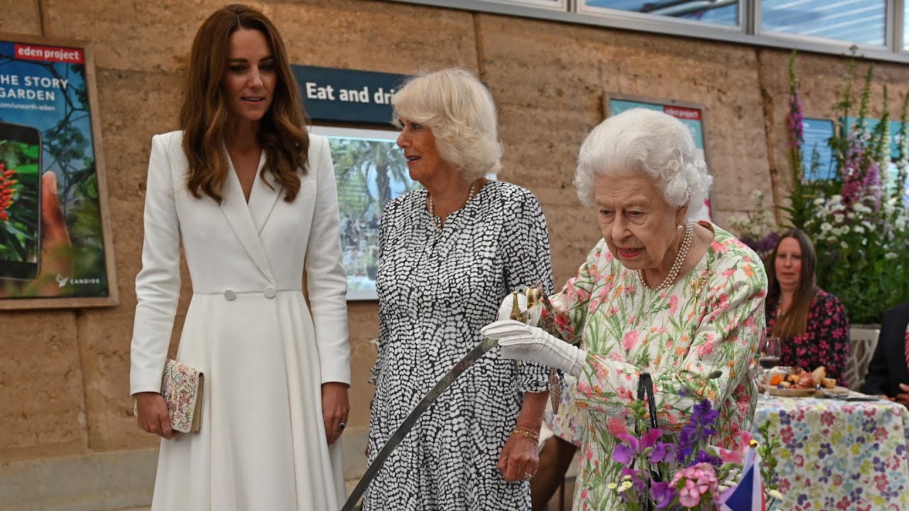 The Queen insists on using ceremonial sword to cut cake at Eden Project lunch