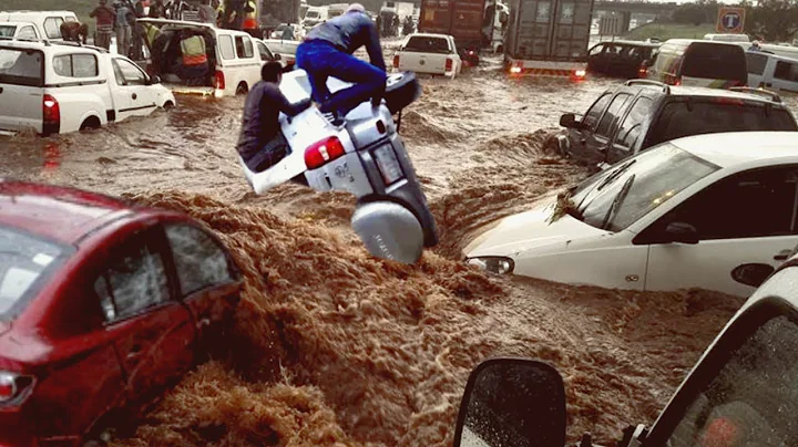 Shocking flooding in Lipari ! People are saving th...