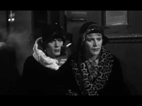 "В джазе только девушки" (отрывок из фильма) - Вот это походочка!