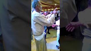رجل عنده 83 سنة يرقص في فرح على اغنية اعملك ايه حيرتني