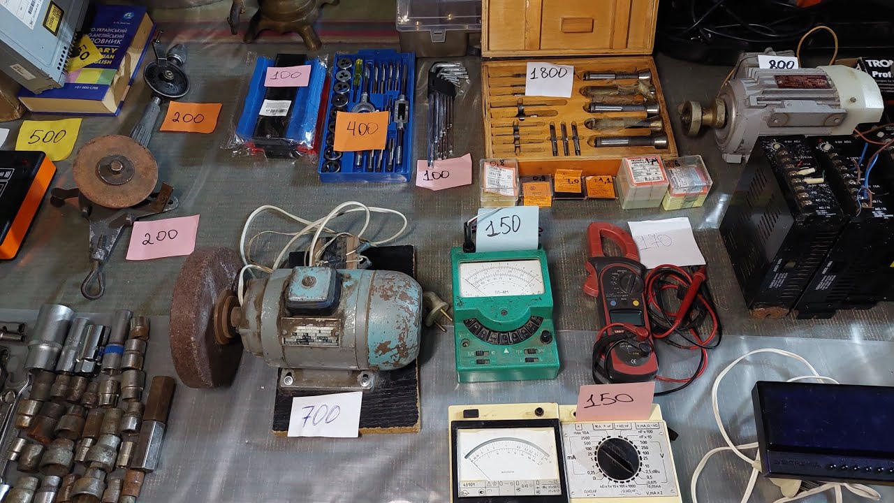 Барахолка інструменти, ключи та багато інших цікавих речей. 