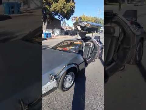 Брошенная DMC DeLorean на дороге в Лос-Анджелесе