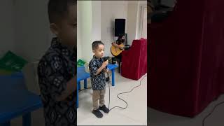 bernyanyi lagu "Kau 123" Lagu Kesukaan Timothy