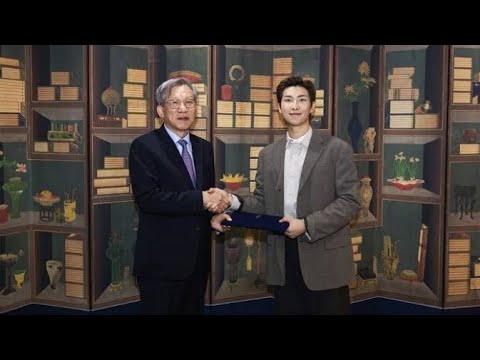 💜RMが韓国文化の顔に！国立中央博物館“史上初”の大使就任に世界が感動
