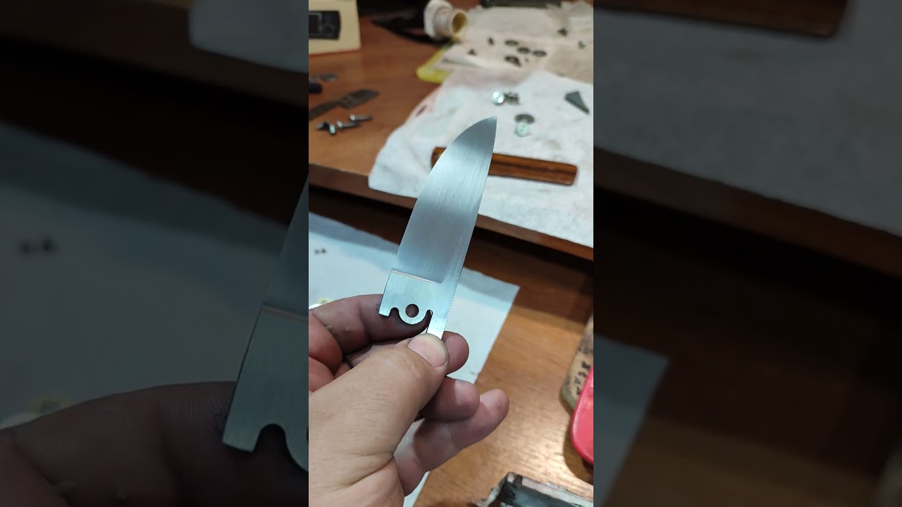 продольный ручной сатин на клинке складного ножа