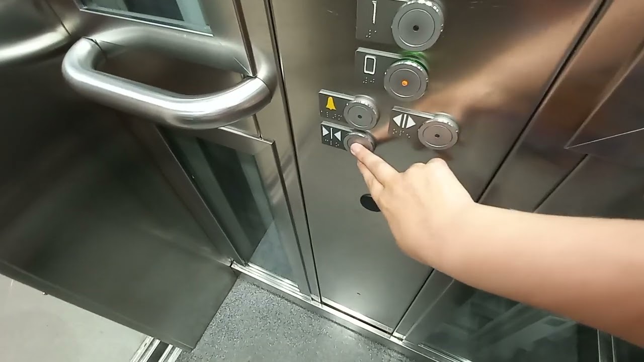 Ascensores Kone MonoSpace 500 (KSS 140)(EcoDisc NMX07) MRL del 2014 en Primark, Madrid, España