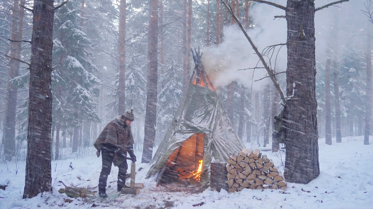 A Primitive Wigwam Saves Him from the Winter Cold | From Snow and Wind to Fire and Shelter | ASMR