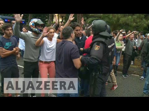 Catalonia referendum: Voters confront police in Barcelona