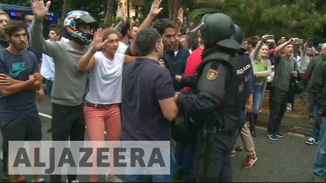 استفتاء كاتالونيا: الناخبون يواجهون الشرطة في برشلونة