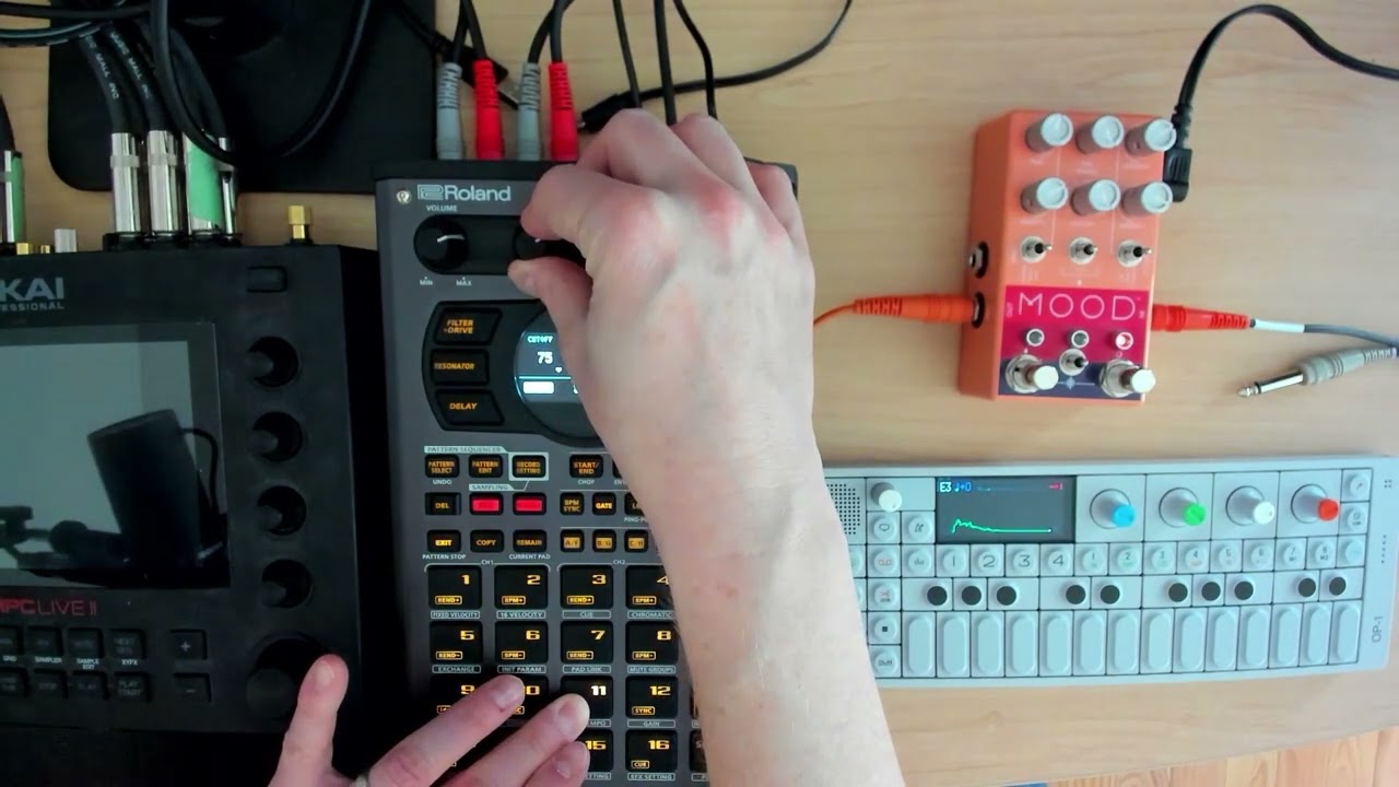 SP404 mk2 54.4 - Cleaning Up Samples w/ Skip Back and Bus FX - YouTube