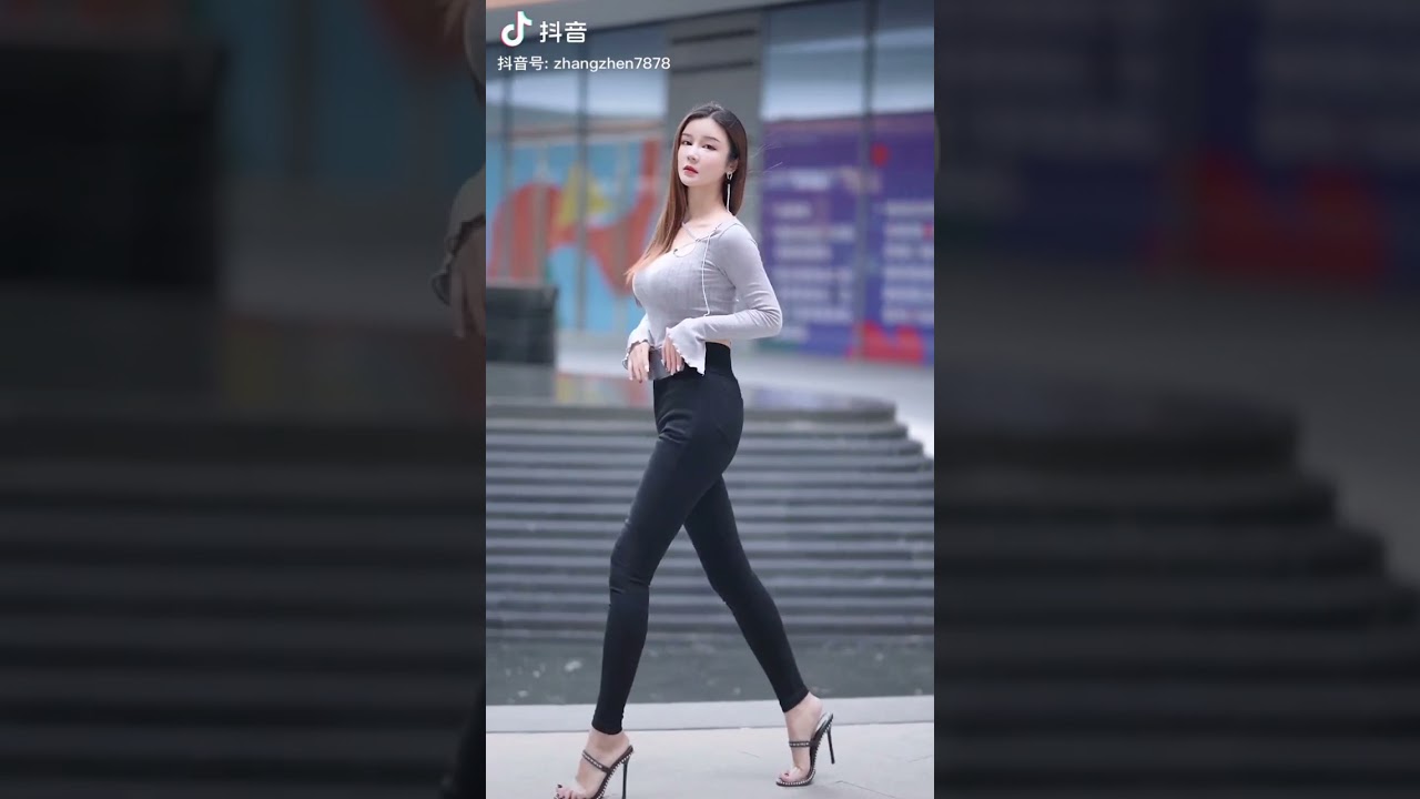 街拍# 58 #性感#身材#气质#美女#穿搭#🎶🎶 灰色轨迹（粤语Beyond） *抖音短视频
