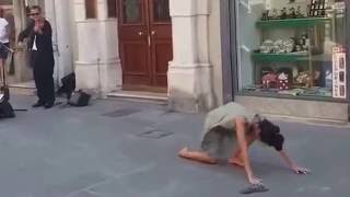 Trieste:ragazza araba balla in strada al suono di un violino