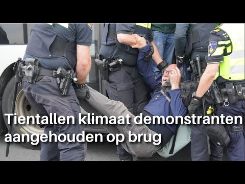 Politie houdt tientallen demonstranten aan op brug in Nijmegen