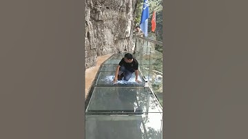 Jembatan Kaca Pecah?