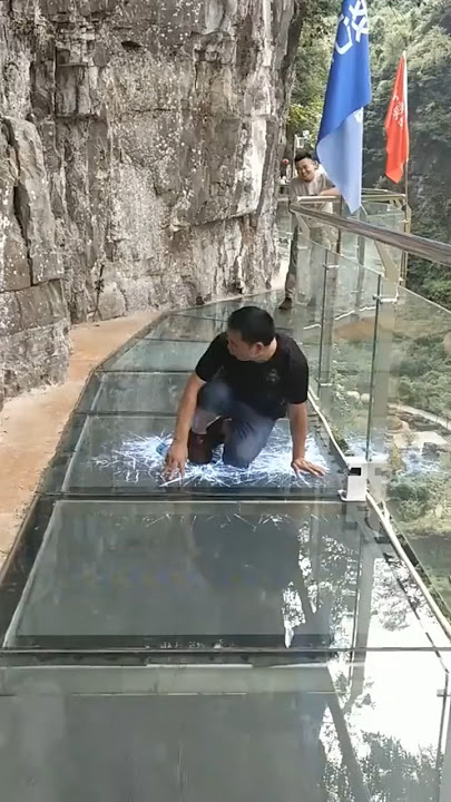 Jembatan Kaca Pecah?