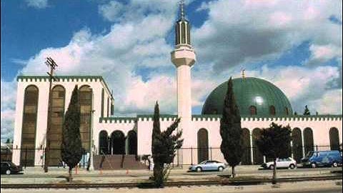 الفديو  الذى حير كثير من المسلمين القارئ المصرى الذي فاجئ المصلين - الركعة الأولى