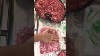 حفظ اللحم بالفريز بعد ثرمه طريقه سهله جدا للاستعمال السريعاضغط على subscribe للمزيد من الفيديوهات