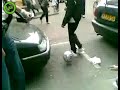 agent leert neger vliegen