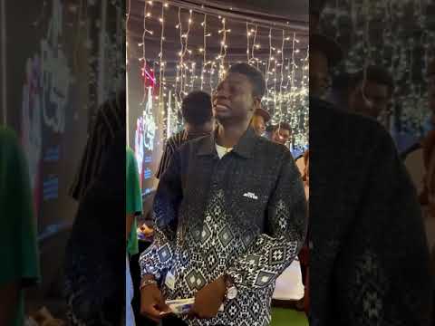 MC REMOTE SPRAYS SEGUN JOHNSON AT MR MACARONI 30TH BIRTHDAY PARTY