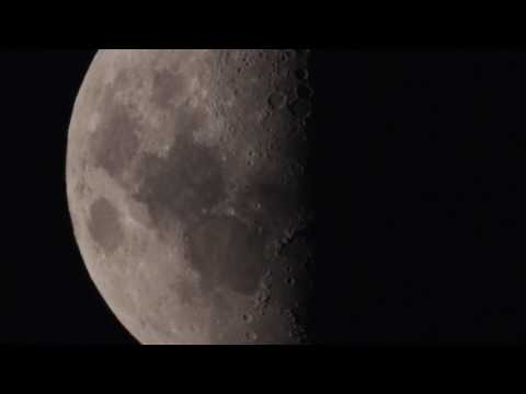 超级长焦镜头拍摄超级月亮，可以看到环形山