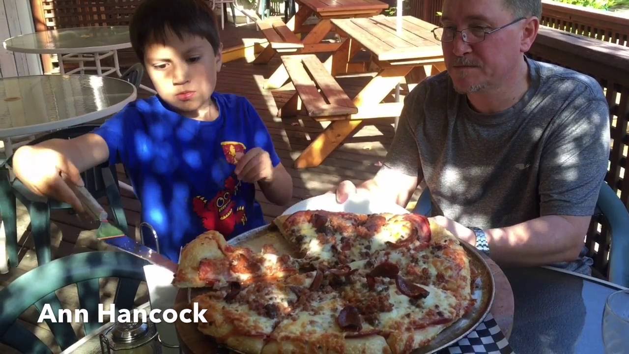 มื้อค่ำพิซซ่าร้านโปรดคุณพ่อบ้าน กับวันที่อากาศดีสบายๆค่ะ Oceanside Pizza Palace at Qualicum