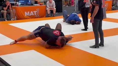Big Man Finishes Head And Arm Choke With Variation In No Gi BJJ Match