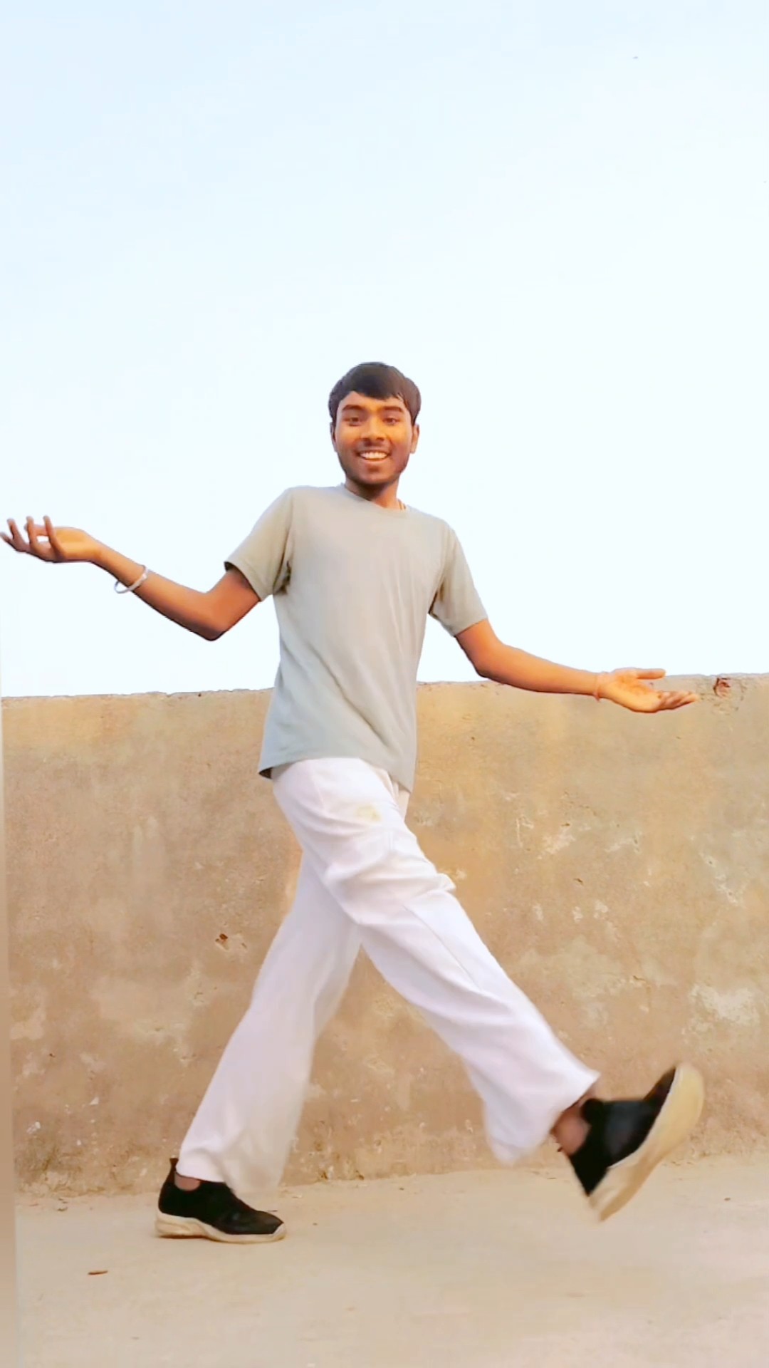 Pyaar Bhi Jhootha❤️‍? l Dance Cover l Vinod l #pyaarbhijhootha #shortsdance #yoyohoneyshingh #bpraak