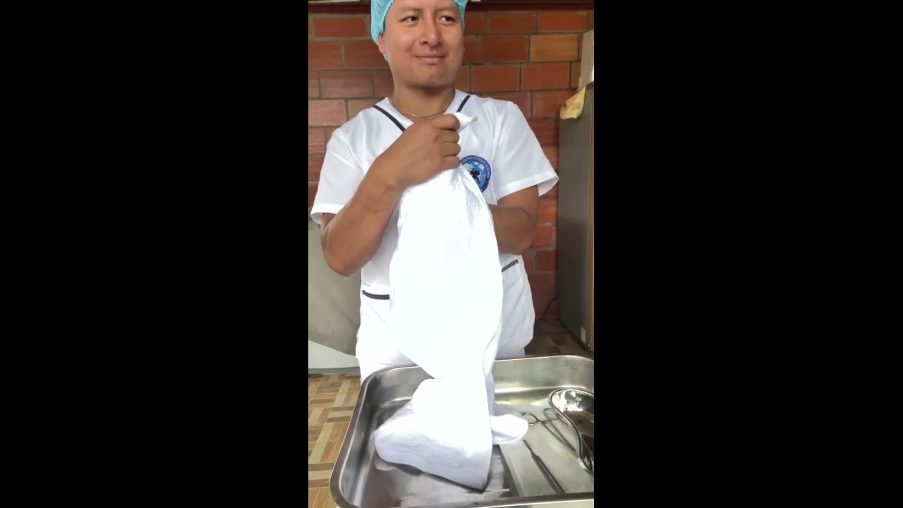 Lavado de manos quirúrgico, colocación de la bata, colocación del bisturí y colocación de guantes. #