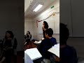 Julia Rofer canta en frente de su grupo de la preparatoria.