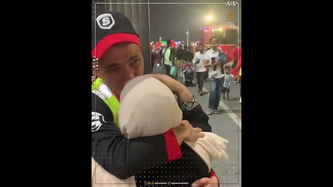 رحلة أم.. جزائرية تسافر للدوحة لكي تفاجئ ابنها الذي يعمل ضمن أفراد أمن مونديال قطر