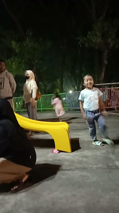 kakak main di taman bermain alun-alun lumajang